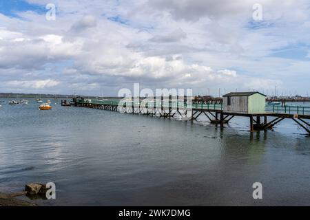 Gosport, Hampshire, England, Großbritannien - 01. Oktober 2022: Blick auf den Hafen von Portsmouth mit einem alten Pier Stockfoto