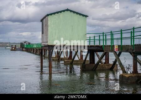 Gosport, Hampshire, England, Großbritannien - 01. Oktober 2022: Blick auf den Hafen von Portsmouth mit einem alten Pier Stockfoto