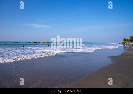 Cox's Bazar, Bangladesch, 14. Dezember 2019: Touristen am Strand der Insel Saint Martin in der Bucht von Bengalen. Cox's Bazar, Bangladesch. Stockfoto