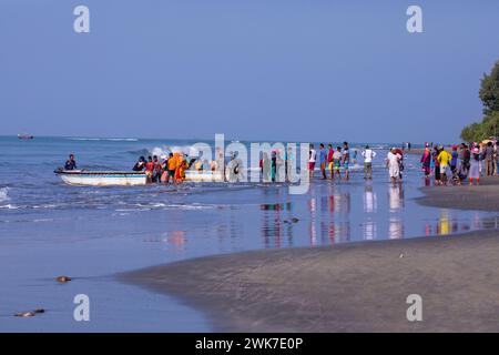 Cox's Bazar, Bangladesch, 14. Dezember 2019: Touristen am Strand der Insel Saint Martin in der Bucht von Bengalen. Cox's Bazar, Bangladesch. Stockfoto