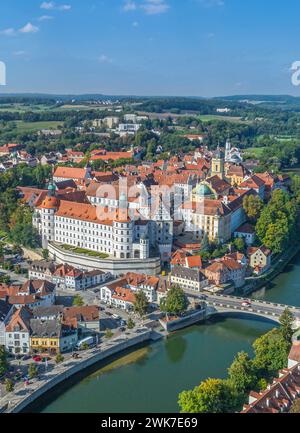 Blick auf die oberbayerische Kreisstadt Neuburg im Donautal Stockfoto