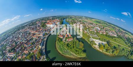 Blick auf die oberbayerische Kreisstadt Neuburg im Donautal Stockfoto