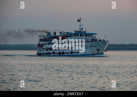 Cox's Bazar, Bangladesch, 14. Dezember 2019: Ein Touristenschiff bringt Touristen von Teknaf zur Insel Saint Martin in der Bucht von Bengalen. Cox's Bazar, Ba Stockfoto