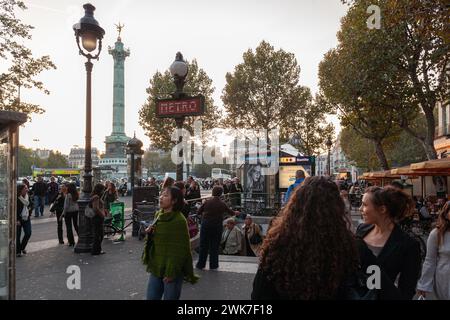 FRANCE / IIe-de-France/Paris/ Freunde treffen sich auf dem Bastille-Platz . Stockfoto