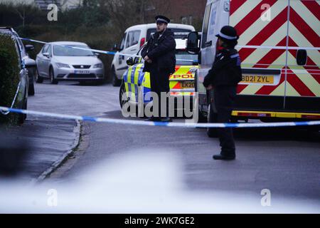 Eine Polizeisperre am Tatort in Blaise Walk, Sea Mills, Bristol, wo eine Frau wegen Mordes verhaftet wurde, nachdem drei Kinder am Sonntag tot auf einem Grundstück aufgefunden wurden. Bilddatum: Montag, 19. Februar 2024. Stockfoto