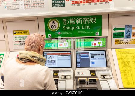 Tokio Japan, Westfrau, Modell freigegeben kauft Zugticket am Fahrkartenautomaten für die Shinjuku-Bahnlinie, Tokio U-Bahn, Asien, 2023 Stockfoto