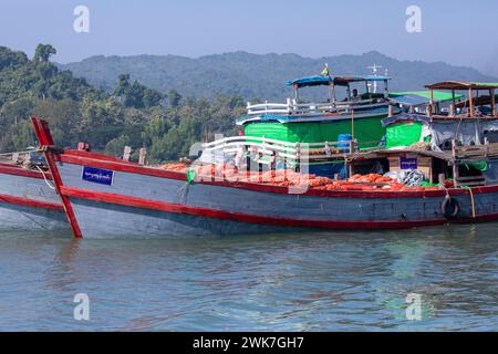 Cox's Bazar, Bangladesch, 14. Dezember 2019: Frachtschiffe aus Myanmar legen am Teknaf Land Port entlang des NAF-Flusses an. Stockfoto