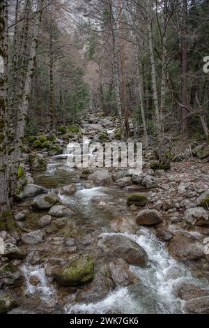 Der Merced River fließt durch das Tal im Yosemite National Park in den Sierra Nevada Mountains von Kalifornien, USA, Nordamerika. Stockfoto