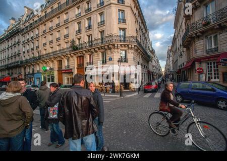 Freunde treffen sich vor dem Le Saint-Régis Café l’Île Saint-Louis, Paris Frankreich Stockfoto