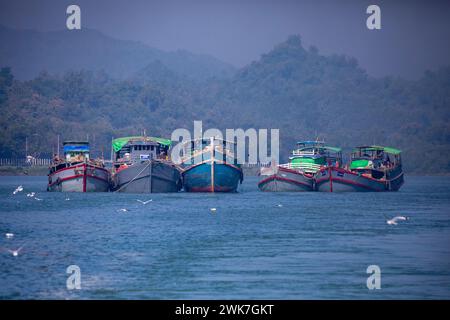 Cox's Bazar, Bangladesch, 14. Dezember 2019: Frachtschiffe aus Myanmar legen am Teknaf Land Port entlang des NAF-Flusses an. Stockfoto