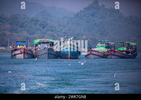 Cox's Bazar, Bangladesch, 14. Dezember 2019: Frachtschiffe aus Myanmar legen am Teknaf Land Port entlang des NAF-Flusses an. Stockfoto