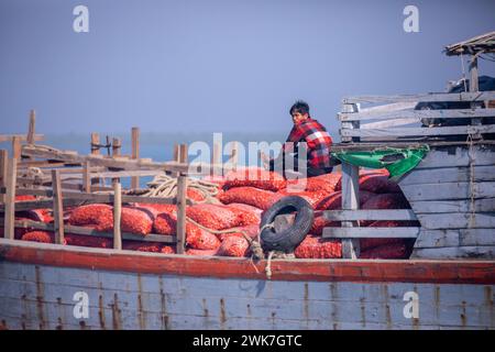 Cox's Bazar, Bangladesch, 14. Dezember 2019: Frachtschiffe aus Myanmar legen am Teknaf Land Port entlang des NAF-Flusses an. Stockfoto