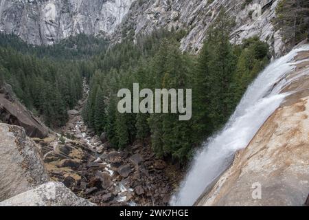 Der Blick auf den Merced River und das bewaldete Tal vom Gipfel des Vernal Falls im Yosemite National Park, Kalifornien, USA. Stockfoto