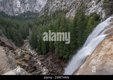 Der Blick auf den Merced River und das bewaldete Tal vom Gipfel des Vernal Falls im Yosemite National Park, Kalifornien, USA. Stockfoto