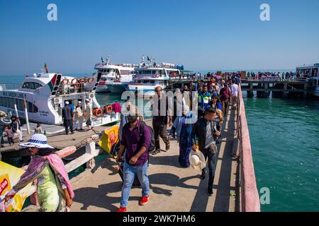 Cox's Bazar, Bangladesch, 14. Dezember 2019: Touristen stiegen von den Schiffen auf der Insel Saint Martin in der Bucht von Bengalen aus. Cox's Bazar, Banglade Stockfoto