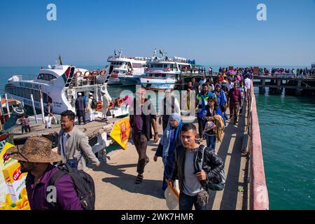 Cox's Bazar, Bangladesch, 14. Dezember 2019: Touristen stiegen von den Schiffen auf der Insel Saint Martin in der Bucht von Bengalen aus. Cox's Bazar, Banglade Stockfoto