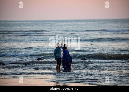 Cox's Bazar, Bangladesch, 14. Dezember 2019: Touristen am Strand der Insel Saint Martin in der Bucht von Bengalen. Cox's Bazar, Bangladesch. Stockfoto