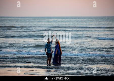 Cox's Bazar, Bangladesch, 14. Dezember 2019: Touristen am Strand der Insel Saint Martin in der Bucht von Bengalen. Cox's Bazar, Bangladesch. Stockfoto