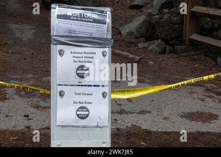 Schilder mit den Aufschriften Don Not Enter, Danger, Rockfall und Trail Closed, um die Blockierung der Wanderwege im Yosemite National Park, Kalifornien, USA, anzukündigen. Stockfoto