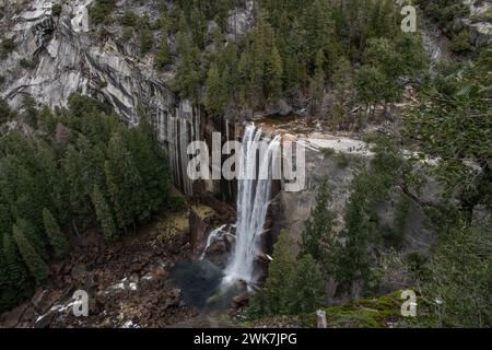 Ein dramatischer Blick auf den Merced River und die Vernal Falls im Yosemite National Park in den Sierra Nevada Mountains von Kalifornien, USA, Nordamerika. Stockfoto