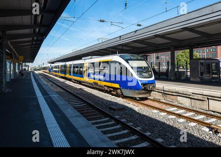 Essen, Deutschland - 21. August 2022: Der Hochgeschwindigkeitszug der Deutschen NordWestBahn hält am Bahnsteig am Bahnhof Essen, Nordrhein-Westfalen Stockfoto