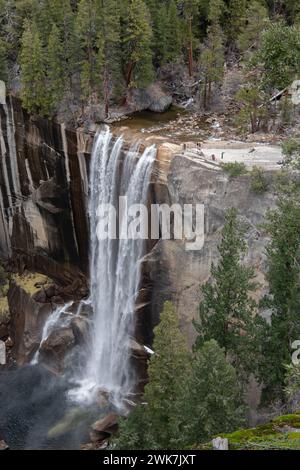 Ein dramatischer Blick auf die Vernal Falls im Yosemite National Park und das Tal, während der Merced River über eine Klippe fließt. In den Sierra Nevada Mountains von CA. Stockfoto