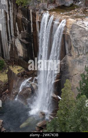 Ein dramatischer Blick auf die Vernal Falls im Yosemite National Park und das Tal, während der Merced River über eine Klippe fließt. In den Sierra Nevada Mountains von CA. Stockfoto