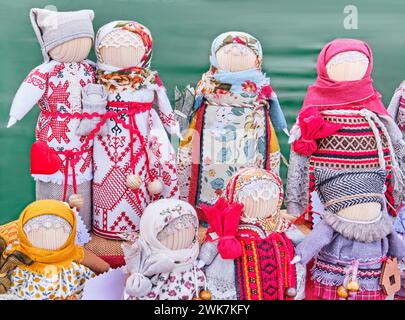 Little slawische Folk-Lappen-Puppen - Maskottchen, die mit heidnischen Traditionen verbunden sind. Natürliche Materialien - Holz, Baumwolle, Leinen, Garn, Flecht. Handgemachte Souvenirs oder Stockfoto