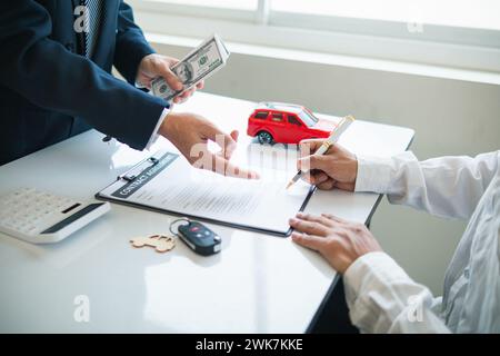 Autohändler bieten Kunden Werbeaktionen an und berechnen die Kosten für das Leasing eines neuen Elektrofahrzeugs. Käufer haben sich bereit erklärt, Elektrofahrzeuge von d Stockfoto