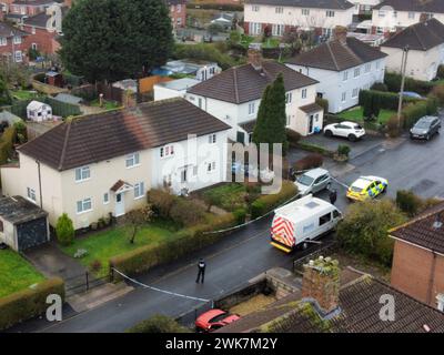 Polizei am Tatort in Blaise Walk, Sea Mills, Bristol, wo eine Frau wegen Mordes verhaftet wurde, nachdem drei Kinder am Sonntag tot auf einem Grundstück aufgefunden wurden. Bilddatum: Montag, 19. Februar 2024. Stockfoto