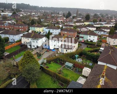 Polizeizelt am Tatort in Blaise Walk in Sea Mills, Bristol, wo eine Frau wegen Mordes verhaftet wurde, nachdem drei Kinder am Sonntag tot auf einem Grundstück aufgefunden wurden. Bilddatum: Montag, 19. Februar 2024. Stockfoto