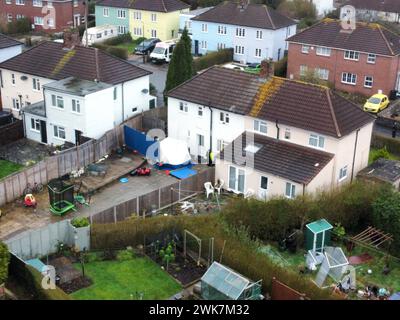 Polizeizelt am Tatort in Blaise Walk in Sea Mills, Bristol, wo eine Frau wegen Mordes verhaftet wurde, nachdem drei Kinder am Sonntag tot auf einem Grundstück aufgefunden wurden. Bilddatum: Montag, 19. Februar 2024. Stockfoto