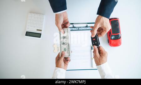 Autohändler bieten Kunden Werbeaktionen an und berechnen die Kosten für das Leasing eines neuen Elektrofahrzeugs. Käufer haben sich bereit erklärt, Elektrofahrzeuge von d Stockfoto