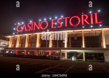 Estoril, Bezirk Lissabon, Portugal - 11. Oktober 2023: Casino Estoril bei Nacht an der portugiesischen Riviera in der Gemeinde Cascais. Stockfoto