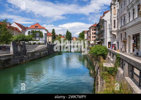 Ljubljana, Slowenien - 14. Juli 2022: Fluss Ljubljanica, vorbei an der Altstadt, Blick auf die Cobblers-Brücke im historischen Zentrum der Hauptstadt. Stockfoto