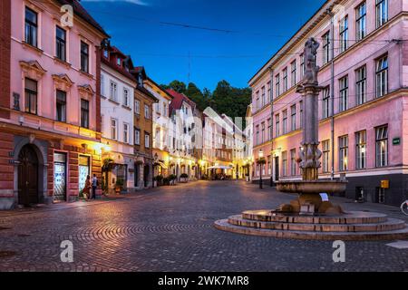 Ljubljana, Slowenien - 14. Juli 2022: Der obere Platz (Gornji Trg) in der Altstadt in der Abenddämmerung mit Herkules-Brunnen (Herkulov Vodnjak), historisches Zentrum Stockfoto