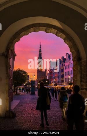 Danzig, Polen - 5. Oktober 2022: Menschen betreten die Altstadt am Abend durch das Grüne Tor. Stockfoto