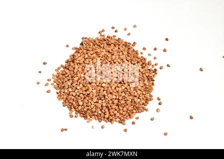 Braune Buchweizenkörner, die zum Kochen bereit sind, liegen auf weißem Hintergrund. Stockfoto