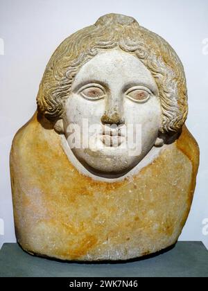 Deckel eines phönizischen Sarkophags in menschlicher Form - 5. Bis 4. Jahrhundert v. Chr. - bemalter Pariser Marmor aus Sidon - Museo di Scultura Antica Giovanni Barracco, Rom, Italien Stockfoto