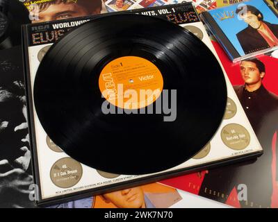 Musikausstellung - Elvis Presley Nummer Eins SCHLÄGT Cover mit Vinyl Record with Pictures; King of Rock and Roll Stockfoto