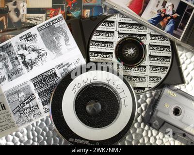 Musikausstellung - Sonic Youth CD - American Rock Band, New York City - gehämmerter Aluminiumhintergrund mit CD-Covern Stockfoto
