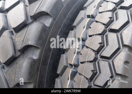 Nahaufnahme eines Reifenprofils des Traktors. Stockfoto