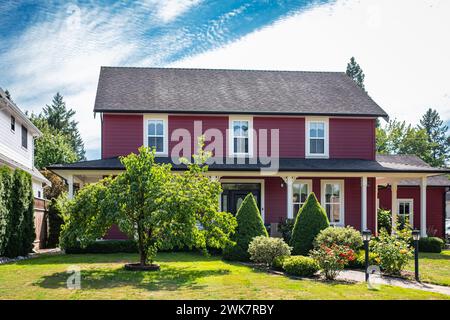 Großes maßgefertigtes Luxushaus in den Vororten von Vancouver, Kanada. Großes Familienhaus mit schön gestaltetem Vorhof und Zufahrt zur Garage Stockfoto