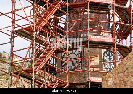 Kirchturm - Gerüsteinfassung - Nahaufnahme des Gerüsts rund um die Uhr. Stockfoto