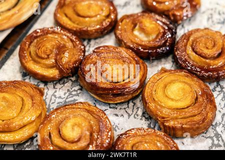 Kouign Amann Gebäck in Miel Bakery, London, England Stockfoto