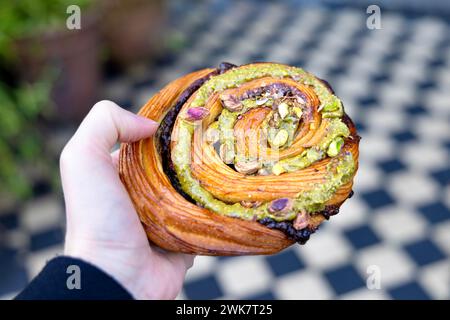 Pistazienwirbel in der Miel Bakery, London, England Stockfoto