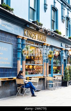 Mann sitzt vor dem Kings Arms Pub in Fitzrovia, London, England Stockfoto