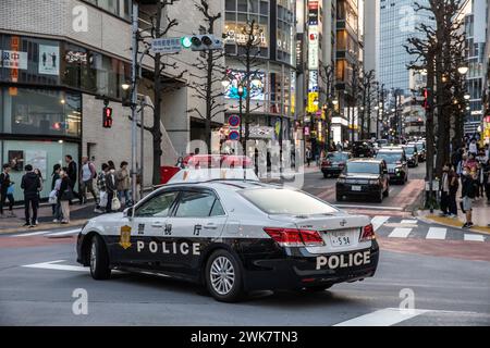 Shibuya Vorort Tokio, japanische Polizeiwagenpatrouille, Polizeibeamte auf Patrouille in einem Toyota Crown Polizeifahrzeug, Japan, Asien, 2023 Stockfoto