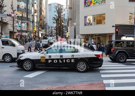 Shibuya Vorort Tokio, japanische Polizeiwagenpatrouille, Polizeibeamte auf Patrouille in einem Toyota Crown Polizeifahrzeug, Japan, Asien, 2023 Stockfoto