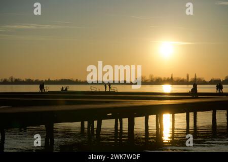 Legen Sie am Palic-See in Serbien in der Nähe von Subotica an, wo die Leute einen Spaziergang bei Sonnenuntergang und schönes Wetter im Februar genießen Stockfoto